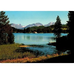 Lenzerheide-Valbella en Suisse, Heidsee entouré de forêts avec sommets des Alpes grisonnes