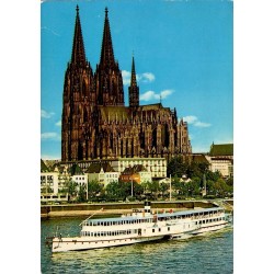 Cologne cathédrale Kölner Dom et bateau à passagers naviguant sur le Rhin