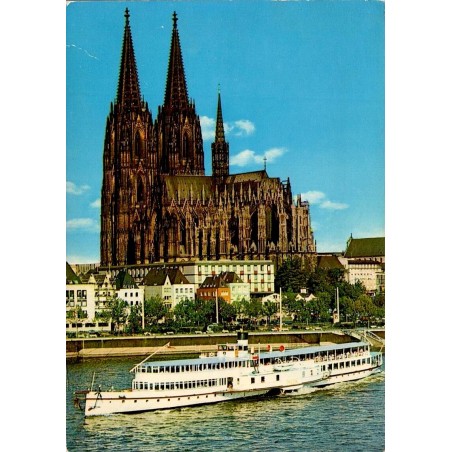 Cologne cathédrale Kölner Dom et bateau à passagers naviguant sur le Rhin