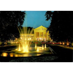 Aachen Neues Kurhaus et Casino illuminés avec fontaine à Aix-la-Chapelle en Allemagne