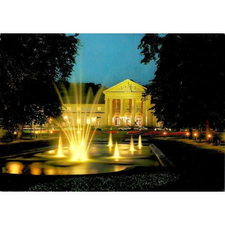 Aachen Neues Kurhaus et Casino illuminés avec fontaine à Aix-la-Chapelle en Allemagne