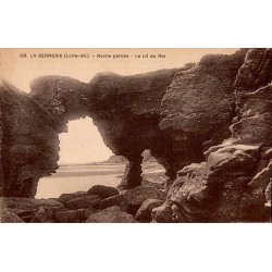 Carte postale ancienne de la Roche Percée et du Lit du Roi à La Bernerie