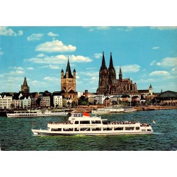 Köln sur le Rhin avec cathédrale, Groß St. Martin et bateau Willi Ostermann