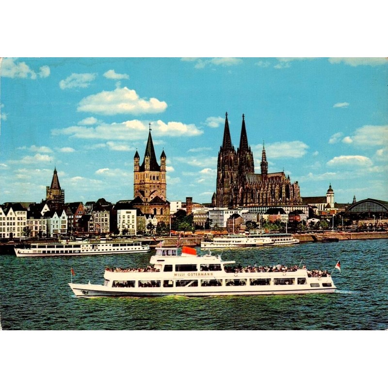 Köln sur le Rhin avec cathédrale, Groß St. Martin et bateau Willi Ostermann
