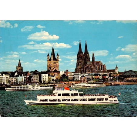 Köln sur le Rhin avec cathédrale, Groß St. Martin et bateau Willi Ostermann