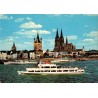 Köln sur le Rhin avec cathédrale, Groß St. Martin et bateau Willi Ostermann