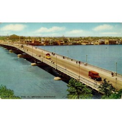 Bagdad pont du roi Fayçal II sur le Tigre avec voitures cyclistes et piétons vers 1950