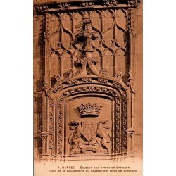 Carte postale ancienne de l’écusson aux armes de Bretagne et de la Tour de la Boulangerie au Château des Ducs
