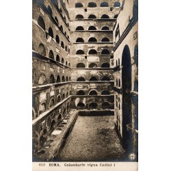 Rome Colombario Vigna Codini I intérieur du colombarium antique et niches funéraires romaines