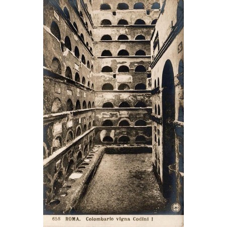 Rome Colombario Vigna Codini I intérieur du colombarium antique et niches funéraires romaines