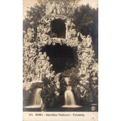 Rome jardins du Vatican ancienne fontaine monumentale en rocaille et cascades