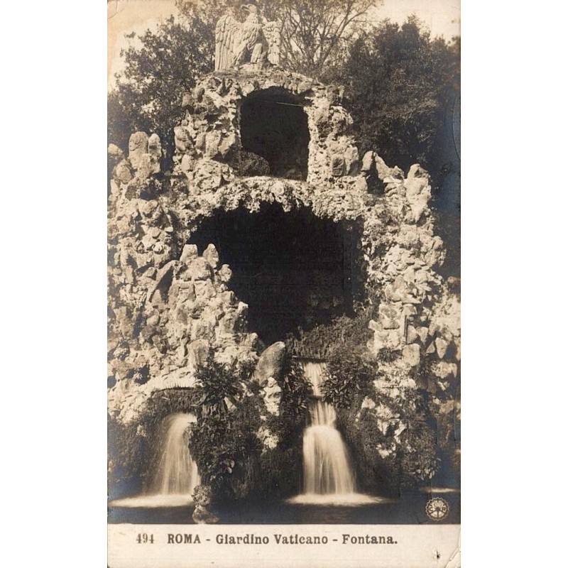 Rome jardins du Vatican ancienne fontaine monumentale en rocaille et cascades