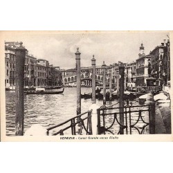 Venise Grand Canal vers le pont du Rialto avec gondoles sur une ancienne carte postale