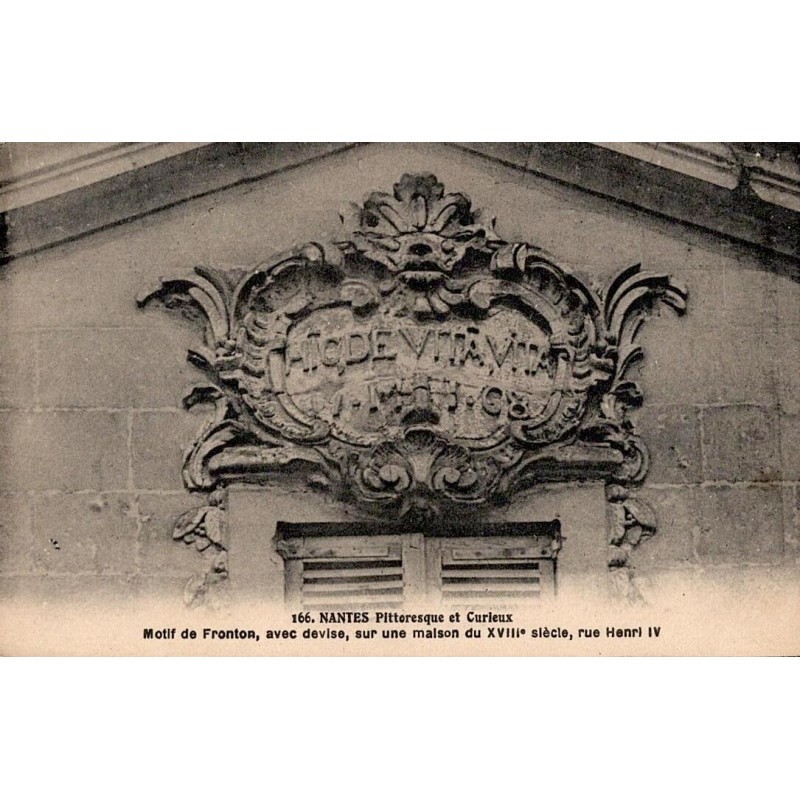 Carte postale ancienne d’un motif de fronton avec devise sur une maison du XVIIIᵉ siècle Rue Henry IV à Nantes