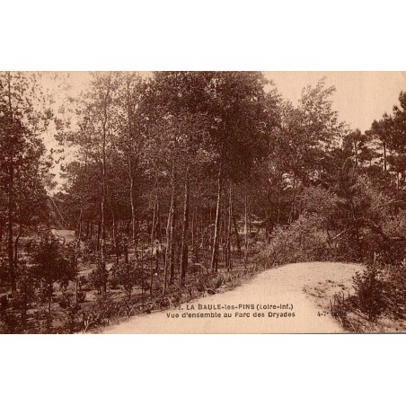 Carte postale ancienne vue d’ensemble du Parc des Dryades et des pins à La Baule