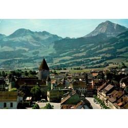 CPSM Bulle en Gruyère Suisse vue générale château et montagnes du canton de Fribourg