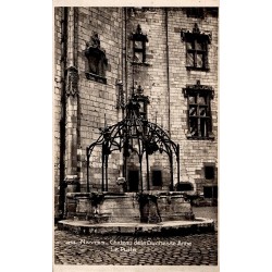 Carte postale ancienne du puits du Château de la Duchesse Anne à Nantes