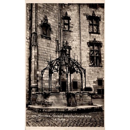 Carte postale ancienne du puits du Château de la Duchesse Anne à Nantes