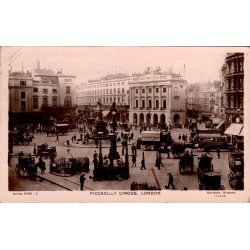 CPA Londres Piccadilly Circus animé avec attelages et omnibus vers 1905