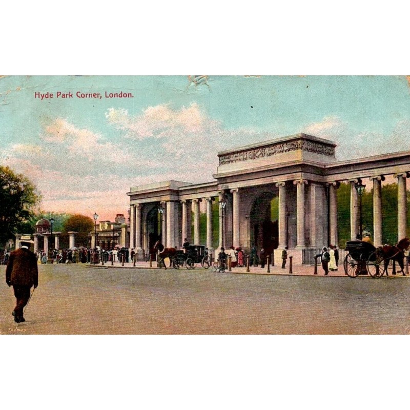 CPA Londres Hyde Park Corner entrée du parc avec attelages et promeneurs en 1911