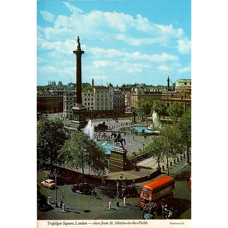 CPSM Londres Trafalgar Square colonne Nelson autobus et taxis vue de St Martin-in-the-Fields