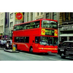 CPM Londres bus rouge à impériale ligne 25 dans une rue commerçante anglaise
