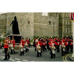 CPM Windsor parade des gardes britanniques devant le château Angleterre