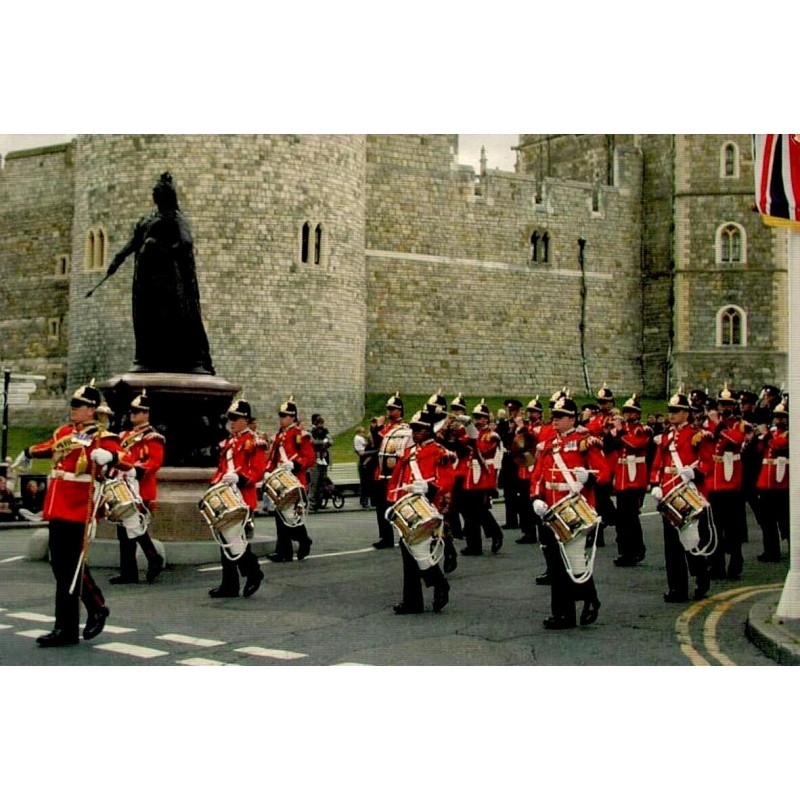 CPM Windsor parade des gardes britanniques devant le château Angleterre