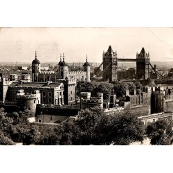 CPSM Londres Tour de Londres et Tower Bridge vue noir et blanc circulée en 1963