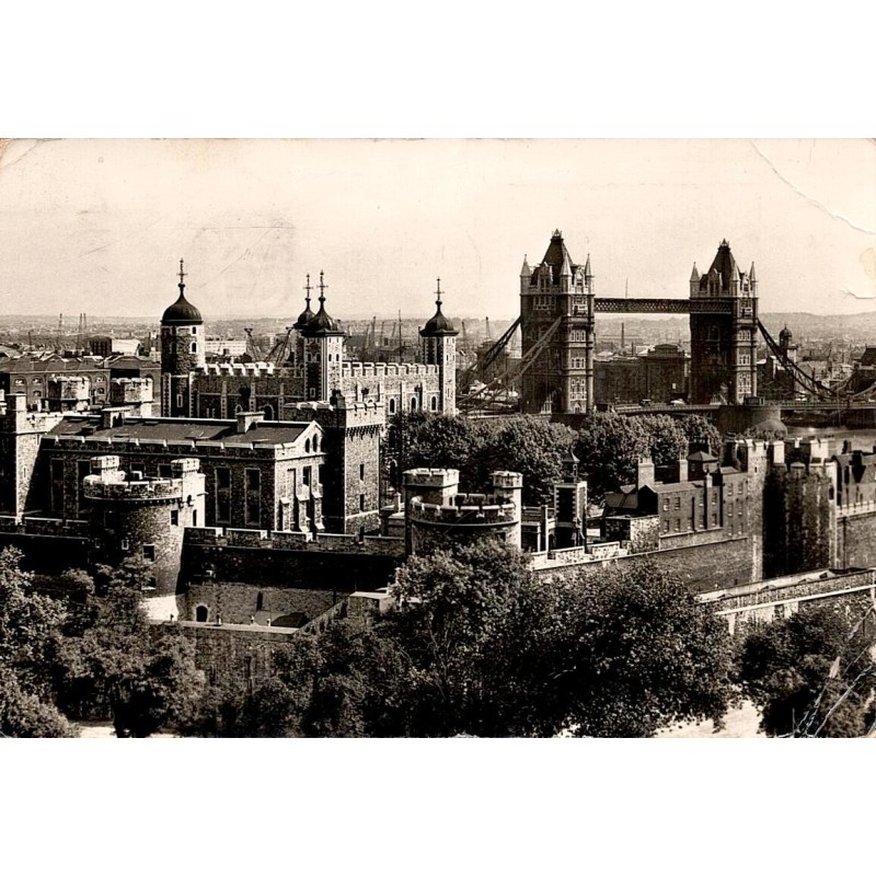 CPSM Londres Tour de Londres et Tower Bridge vue noir et blanc circulée en 1963