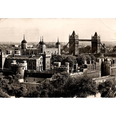 CPSM Londres Tour de Londres et Tower Bridge vue noir et blanc circulée en 1963