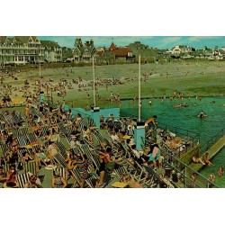 CPSM Saint-Hélier Havre-des-Pas piscine plage et baigneurs Jersey en 1968
