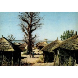Village du Siné au Sénégal avec cases traditionnelles en chaume et habitants, carte postale CPM