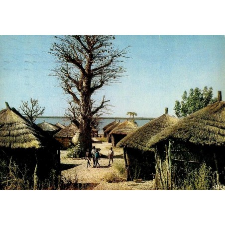 Village du Siné au Sénégal avec cases traditionnelles en chaume et habitants, carte postale CPM