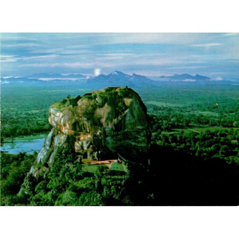 Vue aérienne du rocher forteresse de Sigiriya au Sri Lanka, carte postale CPM en couleurs