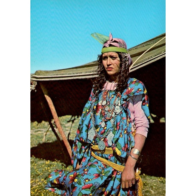Femme en costume traditionnel et bijoux dans le nord de la Tunisie carte postale CPM