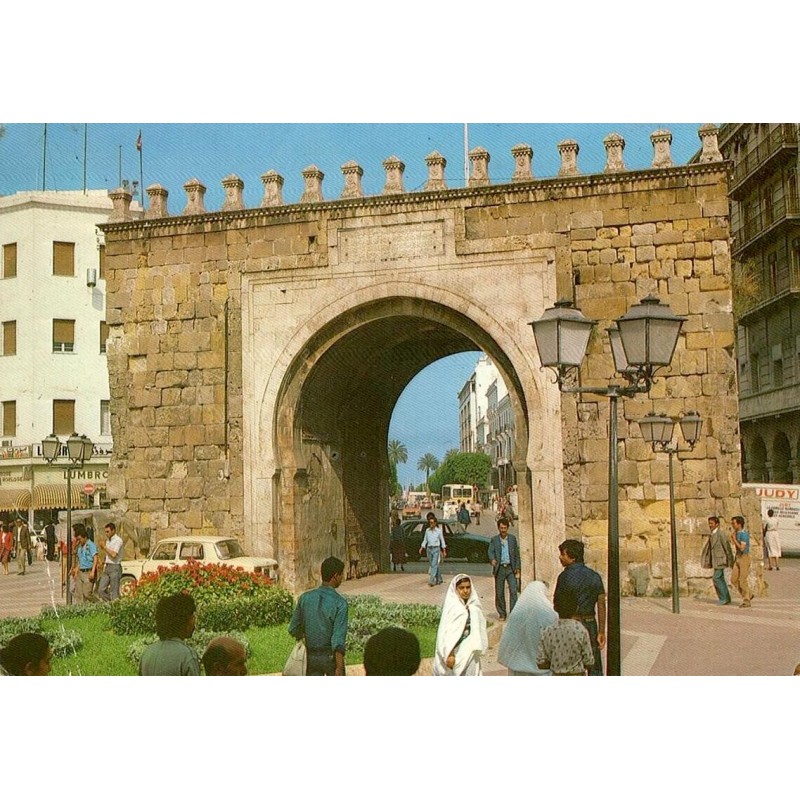 Tunis Porte de France entrée de la Médina avec passants en Tunisie carte postale CPM