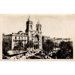 Tunis cathédrale Saint-Vincent-de-Paul et place animée en 1947 carte postale CPSM
