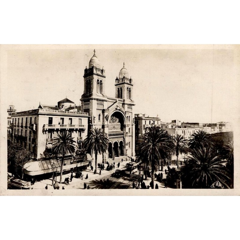 Tunis cathédrale Saint-Vincent-de-Paul et place animée en 1947 carte postale CPSM