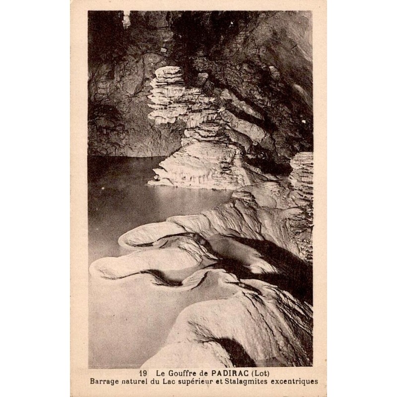 Carte postale ancienne du Gouffre de Padirac montrant le barrage naturel du lac supérieur et des stalagmites excentriques