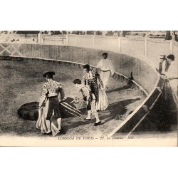 CPA corrida de toros montrant la puntilla et des toreros autour du taureau dans l’arène
