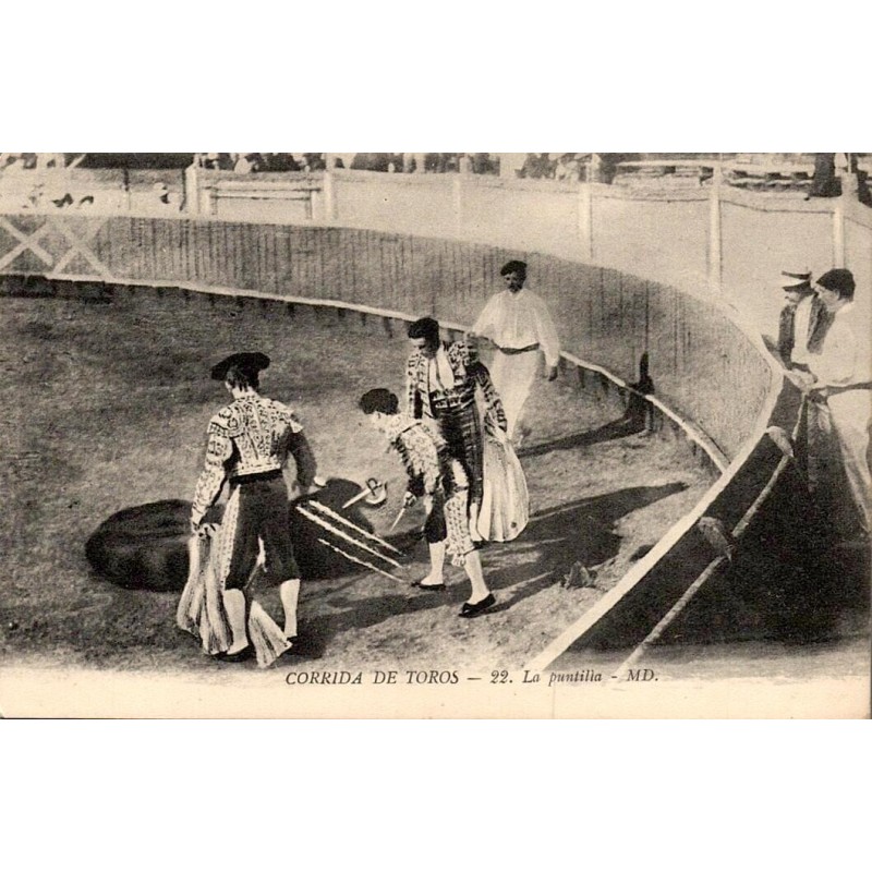 CPA corrida de toros montrant la puntilla et des toreros autour du taureau dans l’arène
