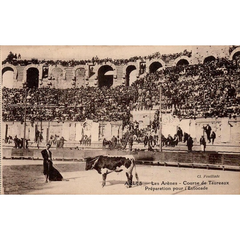 CPA Arles montrant un matador et un taureau dans les arènes devant des gradins bondés