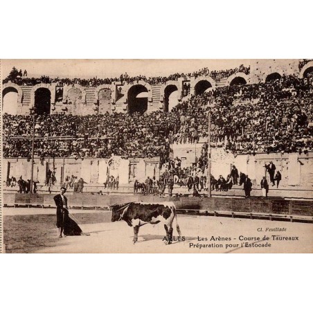 CPA Arles montrant un matador et un taureau dans les arènes devant des gradins bondés
