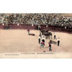 CPA corrida montrant l’enlèvement de chevaux morts dans une arène devant des gradins remplis