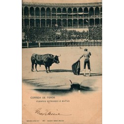 CPA corrida montrant le matador Antonio Fuentes face au taureau avant l’estocade