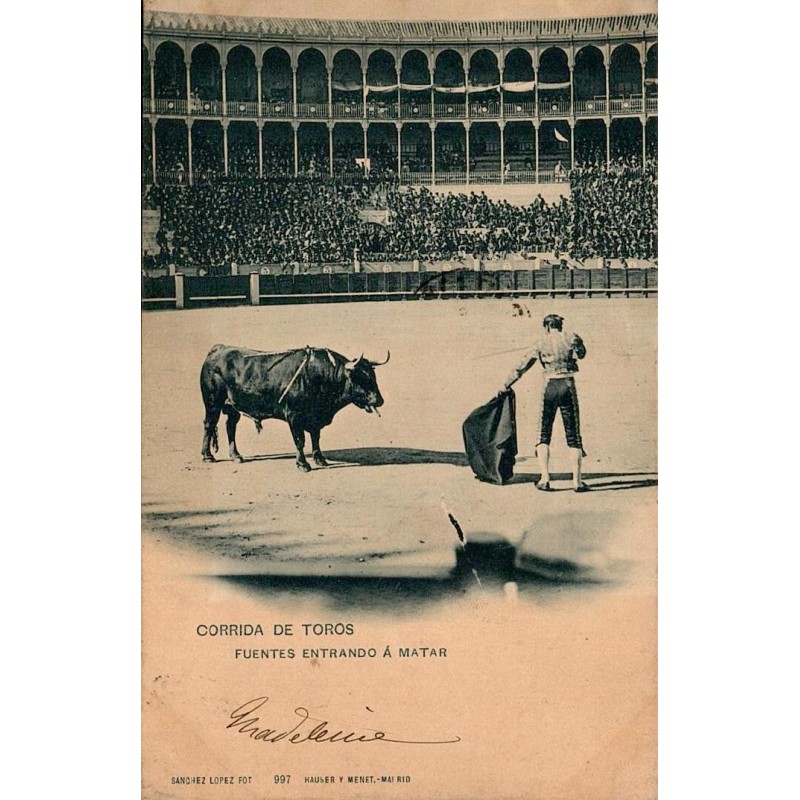 CPA corrida montrant le matador Antonio Fuentes face au taureau avant l’estocade