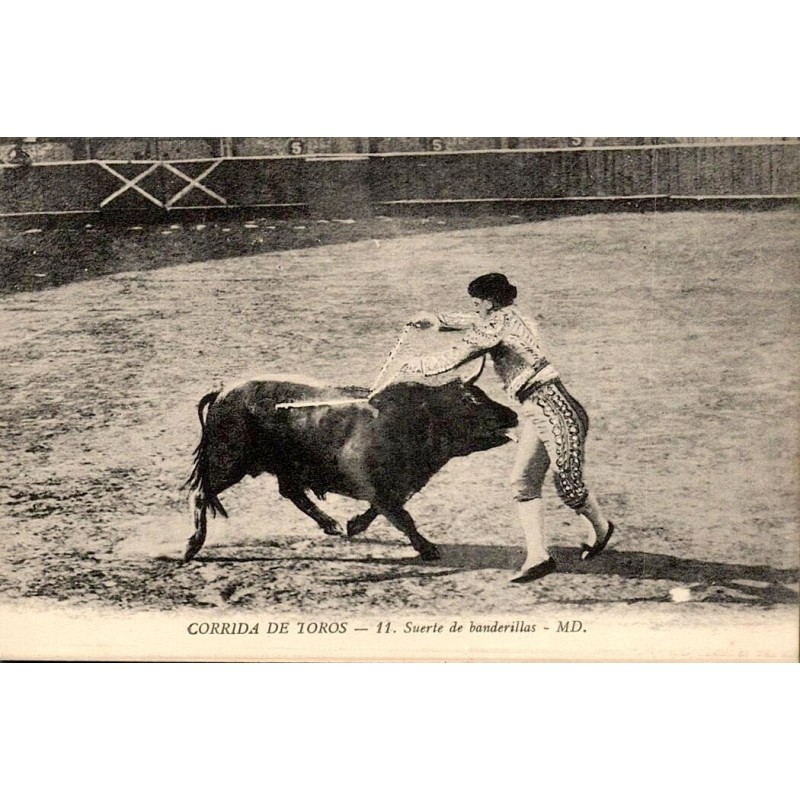 CPA corrida montrant un banderillero posant les banderilles sur un taureau dans l’arène