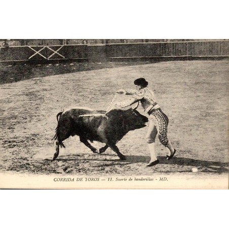 CPA corrida montrant un banderillero posant les banderilles sur un taureau dans l’arène
