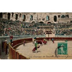 CPA course de taureaux montrant une pique dans des arènes antiques remplies de spectateurs